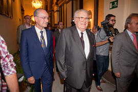 Momentos previos al acto de entrega de la Medalla de la Ciudad y el título de Hijo Predilecto a Eugenio Chicano. Ayuntamiento de Málaga. Octubre de 2014