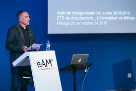 Antonio Álvarez Gil presenta la conferencia inaugural del curso 2018-2019 de la Escuela Técnica Superior de Arquitectura de la Universidad de Málaga. Paraninfo. Octubre de 2018