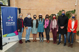 Foto de grupo previa a la conferencia "Dialogando" con Raquel Haro. Facultad de Psicología y Logopedia de la Universidad de Málaga. Febrero de 2022