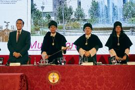 Mesa presidencial. Apertura del Curso Académico 2022/2023 de la Universidad de Sevilla y entrega de su medalla de oro a la Universidad de Málaga. Iglesia de la Anunciación, Sevilla. Septiembre de 2022