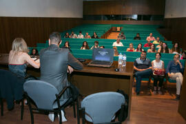 María Jesús Fernández presenta la ponencia de Antonio Esteva sobre periodismo deportivo. Curso "Información y Comunicación". Cursos de Verano de la Universidad de Málaga. Ronda. Julio de 2018