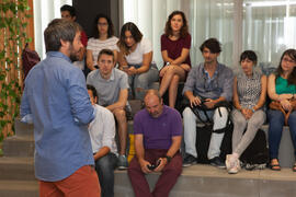 Nacho Muñoz presenta la actividad a los participantes en el Spin-Off Scape. Edificio "The Green Ray". Septiembre de 2016