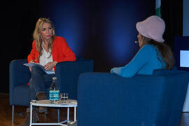Cristina Mena "Dialogando" con Raquel Haro sobre "cómo convertir tus dramas en una bonita historia". Facultad de Psicología y Logopedia de la Universidad de Málaga. Febrero de 2022