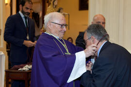 Entrega de medalla de la Cofradía de Estudiantes. Misa de Lunes Santo. Iglesia de San Agustín. Marzo de 2015