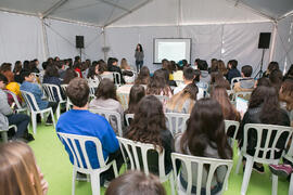 Profesora de Ciencias imparte una charla sobre su titulación. Jornadas de Puertas Abiertas de la Universidad de Málaga. Complejo Polideportivo Universitario. Abril de 2018