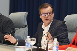 Miguel Gaona modera el debate electoral entre los candidatos a Rector de la Universidad de Málaga. Escuela Técnica Superior de Ingeniería Informática y Telec omunicaciones. Noviembre de 2023