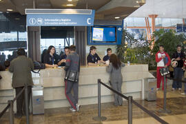 Entrega de acreditaciones y documentación. 2º Congreso Internacional de Actividad Físico-Deportiva para Mayores de la Universidad de Málaga. Palacio de Ferias y Congresos de Málaga. Marzo de 2007