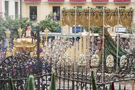 Trono de Nuestra Señora de Gracia y Esperanza. Acto de la Hermandad de los Estudiantes en la Catedral. Plaza del Obispo, Málaga. Abril de 2022