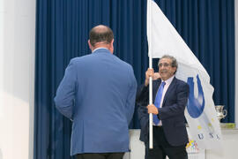 José Ángel Narváez con la bandera de la European University Sports Association en la Gala del Deporte Universitario 2017. Escuela Técnica Superior de Ingeniería de Telecomunicaciones. Junio de 2017