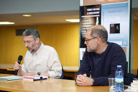 Javier Muñoz Arrebola y Pablo Aranda en la presentación de su novela 'El protegido'. Biblioteca General. Abril 2015