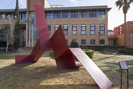 Escultura "6+1", de José Ignacio Díaz de Rábago. Facultad de Ciencias de la Educación y Psicología. Campus de Teatinos. Enero de 2022