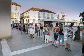 Llegada de asistentes. Actuación solidaria "La Chirigota del Selu". Cursos de Verano de la Universidad de Málaga. Vélez-Málaga. Julio de 2019