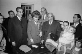 Ramón Castilla Pérez y Francisco García Grana juntos a dos mujeres en la recogida y reparto de ropas y mantas para los afectados del temporal de viento. Málaga. Enero de 1963