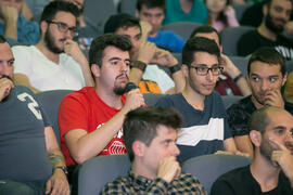 Alumno en el turno de preguntas de la conferencia "Dialogando". Salón de actos de la E.T.S.I Informática  y Telecomunicaciones. Abril de 2017