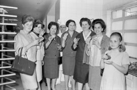 Málaga. Degustación con motivo de la inauguración y bendición del obrador de la confitería La Imperial. Junio de 1963