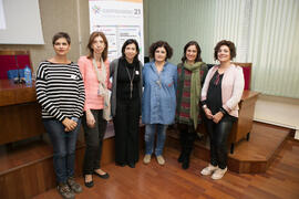 Foto de grupo previa a la mesa redonda "El emprendimiento femenino en la sostenibilidad y promoción de los entornos naturales". Seminario "Emprende 21". Facultad de Ciencias Económicas y Empresariales. Noviembre de 2016