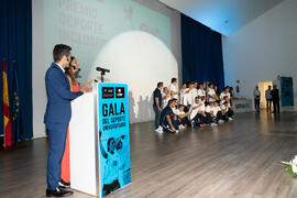 Entrega del premio Inclusión a los miembros de la Fundación Málaga Club de Fútbol EDI- Málaga Genuine. Gala del Deporte Universitario 2019. Escuela Técnica Superior de Ingeniería de Telecomunicaciones. Junio de 2019