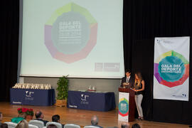 Presentadores en la gala del deporte de la Universidad de Málaga. Facultad de Ciencias de la Educación. Mayo de 2014