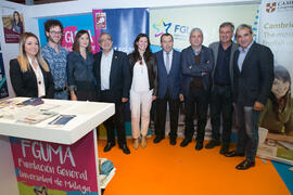 Foto de grupo en el estand de la Fundación General de la UMA en las Jornadas de Puertas Abiertas de la Universidad de Málaga. Complejo Polideportivo Universitario. Marzo de 2017