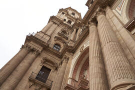 Catedral de Málaga durante el acto de la Cofradía de los Estudiantes. Plaza del Obispo, Málaga. Abril de 2022