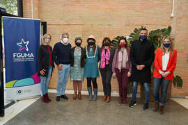 Foto de grupo previa a la conferencia "Dialogando" con Raquel Haro. Facultad de Psicología y Logopedia de la Universidad de Málaga. Febrero de 2022