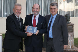 Nikos Kantarzis, Eduardo de Teresa y Nikos Kastanos en la presentación del árbol de Hipócrates donado por la isla de Kos. Facultad de Medicina. Octubre de 2017