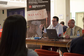 Luis Ayuso Sánchez y Eugenio Luque Domínguez en la presentación del libro 'Los españoles y la sexualidad en el siglo XXI'. Facultad de Ciencias Económicas y Empresariales. Mayo 2015