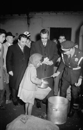 Francisco García Grana junto a otras autoridades en el reparto de alimento para los afectados del temporal de viento. Málaga. Enero de 1963