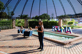 Intérprete de signos. Conferencia "Dialogando" con Theresa Zabell. Jardín Botánico de la Universidad de Málaga. Mayo de 2021