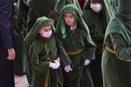 Niñas de penitente en el acto de la Hermandad de los Estudiantes en la Catedral. Plaza del Obispo, Málaga. Abril de 2022