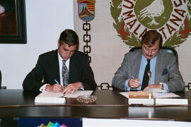 Firma de convenio entre la empresa de publicidad Walter Thompson y la Universidad de Málaga. Mayo de 1993