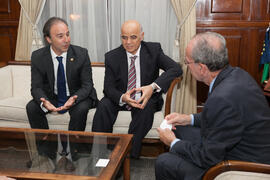 Pedro Farias y Hamid Al-Naimiy en la reunión con el alcalde de Málaga posterior a la firma del convenio con la Universidad de Sharjah, Emiratos Árabes. Ayuntamiento de Málaga. Noviembre de 2015