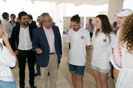 Enrique Moreno y José Ángel Narváez con alumnos y alumnas del I curso de verano "Mares de Andalucía". Puerto de Málaga. Julio de 2018