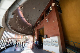 Biblioteca General con la instalación "Biblioteca de Babel XIII", de José Ignacio Díaz de Rábago. Campus de Teatinos. Enero de 2018