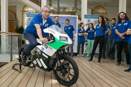 José Ángel Narváez sobre la moto eléctrica. Presentación del proyecto "UMA Racing Team 2017/2018". Edificio del Rectorado. Junio de 2017