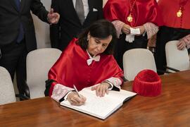 Firma del libro de visitas. Investidura como Doctora "Honoris Causa" de Emilia Casas Baamonde por la Facultad de Derecho de la Universidad de Málaga. Paraninfo. Noviembre de 2022
