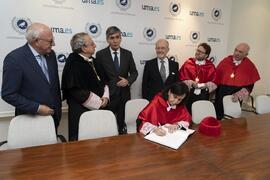 Firma del libro de visitas de la Universidad de Málaga. Investidura como Doctora "Honoris Causa" de Emilia Casas Baamonde por la Facultad de Derecho de la Universidad de Málaga. Paraninfo. Noviembre de 2022