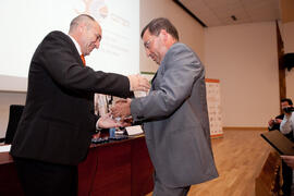 Entrega de escultura conmemorativa en el homenaje de Unicaja a la Facultad de Económicas. Paraninfo. Abril 2015