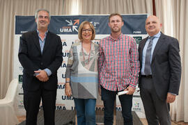 Entrega de becas Alumni-UMA a alumnos pertenecientes a la Hermandad de Estudiantes. Hotel AC Málaga Palacio. Mayo de 2015