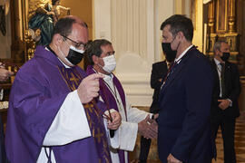 Entrega de medalla de la Cofradía de los Estudiantes. Misa de Lunes Santo. Iglesia de San Agustín. Abril de 2022