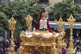 Santo Cristo Coronado de Espinas. Acto de la Hermandad de los Estudiantes en la Catedral. Plaza del Obispo, Málaga. Abril de 2022
