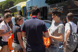 Alumnos bajando del autobús. Aventura Amazonia Marbella. Olimpiada Española de Economía, Fase Nacional. Marbella. Junio de 2015