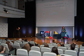 Raquel Haro. Dialogando sobre "cómo convertir tus dramas en una bonita historia". Facultad de Psicología y Logopedia de la Universidad de Málaga. Febrero de 2022