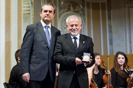 Juan Antonio Vigar y José Infante en la entrega de medallas del Ateneo. Teatro María Cristina. Abril 2015