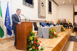 Miguel Porras Fernández en la imposición de la Medalla de Oro de la Universidad de Málaga a Adelaida de la Calle. Paraninfo. Mayo de 2016