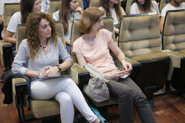 Isabel María Abad y Macarena Parrado en la entrega de premios de la V Olimpiada Financiera. Facultad de Ciencias Económicas y Empresariales. Junio de 2015