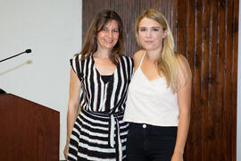 Purificación Zayas con una alumna en su graduación. Centro Internacional de Español. Julio de 2014