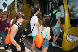 Alumnos subiendo al autobús. Salida desde el Campus de El Ejido. Aventura Amazonia Marbella. Olimpiada Española de Economía, Fase Nacional. Calle Miguel Bueno Lara. Málaga. Junio de 2015