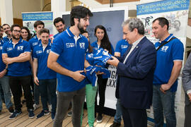 Entrega del polo oficial a José Ángel Narváez. Presentación del proyecto "UMA Racing Team 2017/2018". Edificio del Rectorado. Junio de 2017