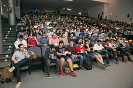 Momentos previos a la conferencia "Dialogando", con Chema Alonso. Salón de actos de la E.T.S.I Informática y Telecomunicaciones. Abril de 2017
